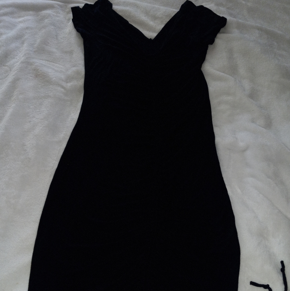 FASHION NOVA BLACK RUCHED SHORT SLEEVE V NECKLINE DRESS. WOMENS SIZE M. - Picture 2 of 10